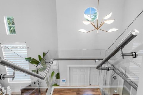 Casa en venta en Miami, Florida, 5 dormitorios, 235.69 m2 № 2053461 - foto 20