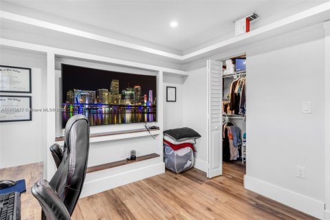 Casa en venta en Miami, Florida, 5 dormitorios, 235.69 m2 № 2053461 - foto 26