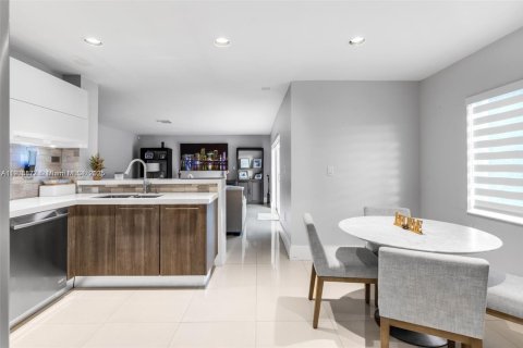 Casa en venta en Miami, Florida, 5 dormitorios, 235.69 m2 № 2053461 - foto 14