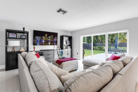 Casa en venta en Miami, Florida, 5 dormitorios, 235.69 m2 № 2053461 - foto 16