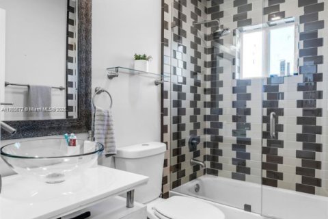 Casa en venta en Miami, Florida, 5 dormitorios, 235.69 m2 № 2053461 - foto 22