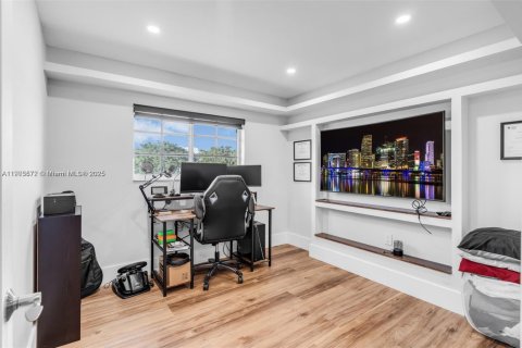 Casa en venta en Miami, Florida, 5 dormitorios, 235.69 m2 № 2053461 - foto 25