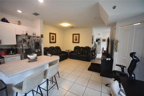 Touwnhouse à louer à Miami, Floride: 3 chambres, 122.63 m2 № 2086652 - photo 4
