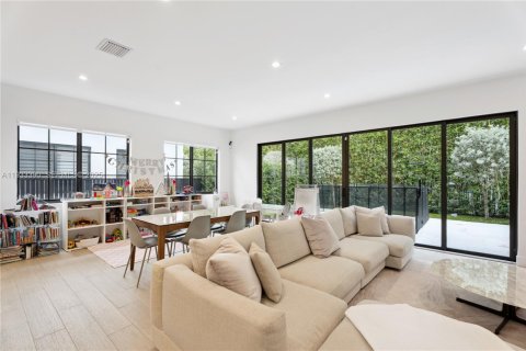 Townhouse in Miami, Florida 4 bedrooms, 243.59 sq.m. № 1991222 - photo 2