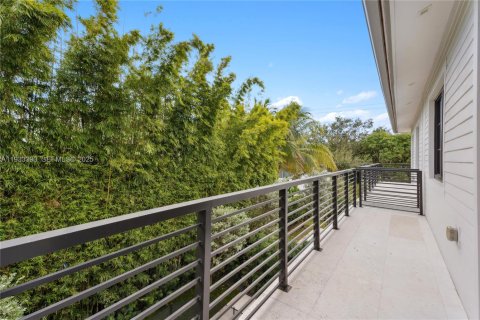 Townhouse in Miami, Florida 4 bedrooms, 243.59 sq.m. № 1991222 - photo 13