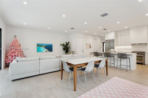 Townhouse in Miami, Florida 4 bedrooms, 243.59 sq.m. № 1991222 - photo 6