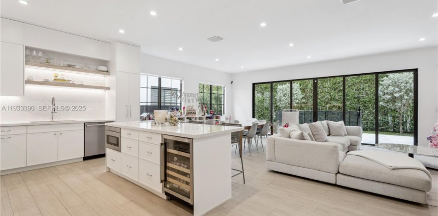 Townhouse in Miami, Florida 4 bedrooms, 243.59 sq.m. № 1991222