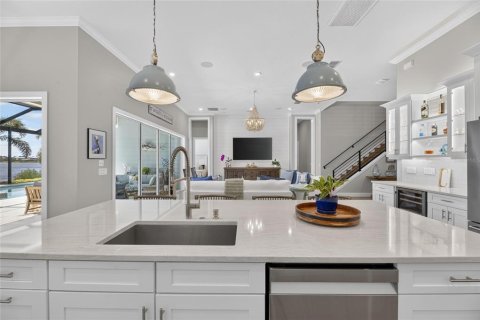 House in Apollo Beach, Florida 5 bedrooms, 448.72 sq.m. № 2137807 - photo 27