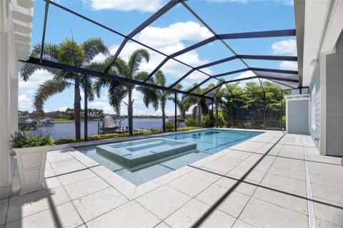 House in Apollo Beach, Florida 5 bedrooms, 448.72 sq.m. № 2137807 - photo 2