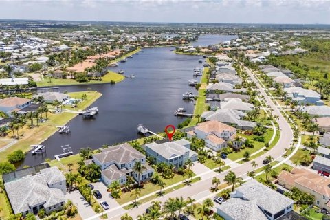 House in Apollo Beach, Florida 5 bedrooms, 448.72 sq.m. № 2137807 - photo 8