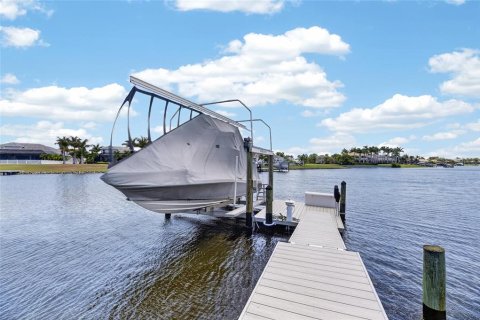 House in Apollo Beach, Florida 5 bedrooms, 448.72 sq.m. № 2137807 - photo 5