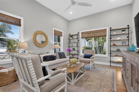 House in Apollo Beach, Florida 5 bedrooms, 448.72 sq.m. № 2137807 - photo 16