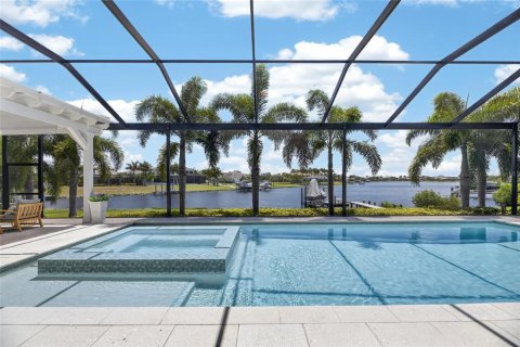 House in Apollo Beach, Florida 5 bedrooms, 448.72 sq.m. № 2137807 - photo 4