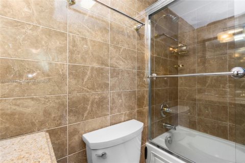 Condominio en venta en Miami Beach, Florida, 2 dormitorios, 110.55 m2 № 1937842 - foto 18