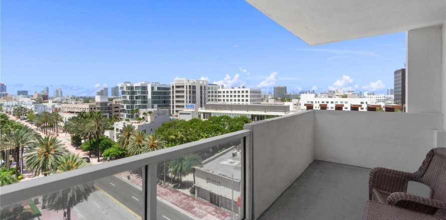 Condominio en Miami Beach, Florida, 2 dormitorios  № 1937842
