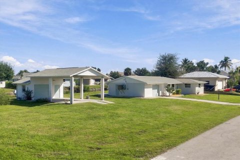 Villa ou maison à vendre à Punta Gorda, Floride: 2 chambres, 120.87 m2 № 2433666 - photo 3