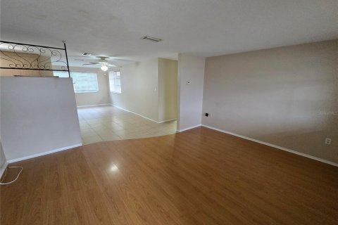 House in Port Richey, Florida 2 bedrooms, 97.92 sq.m. № 1918019 - photo 2