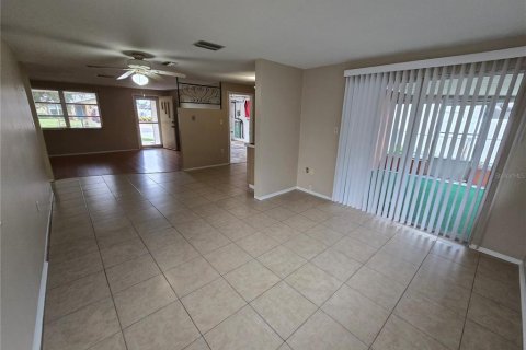 House in Port Richey, Florida 2 bedrooms, 97.92 sq.m. № 1918019 - photo 11