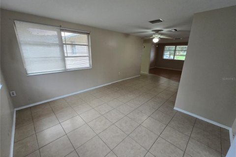 House in Port Richey, Florida 2 bedrooms, 97.92 sq.m. № 1918019 - photo 12