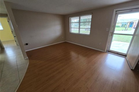 House in Port Richey, Florida 2 bedrooms, 97.92 sq.m. № 1918019 - photo 4