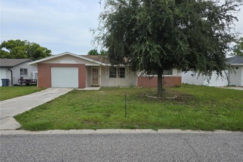 House in Port Richey, Florida 2 bedrooms, 97.92 sq.m. № 1918019 - photo 1