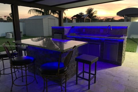 Купить виллу или дом в Хомстед, Флорида 4 спальни, 230.86м2, № 1984793 - фото 13