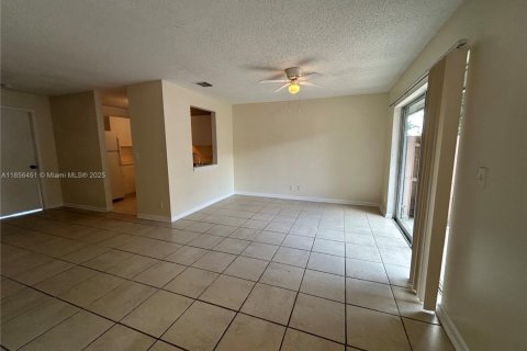 Adosado en alquiler en Palm Springs, Florida, 3 dormitorios, 126.81 m2 № 1878631 - foto 2