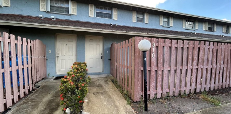 Touwnhouse à Palm Springs, Floride 3 chambres, 126.81 m2 № 1878631
