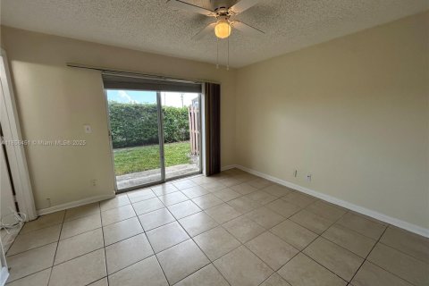 Adosado en alquiler en Palm Springs, Florida, 3 dormitorios, 126.81 m2 № 1878631 - foto 3