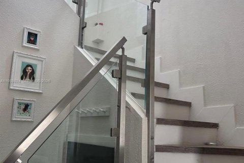 Снять в аренду таунхаус в Майами, Флорида 3 спальни, 121.42м2, № 2017939 - фото 2