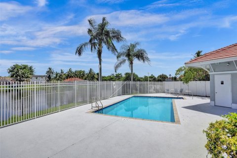 House in Pembroke Pines, Florida 3 bedrooms, 148.64 sq.m. № 1377249 - photo 6