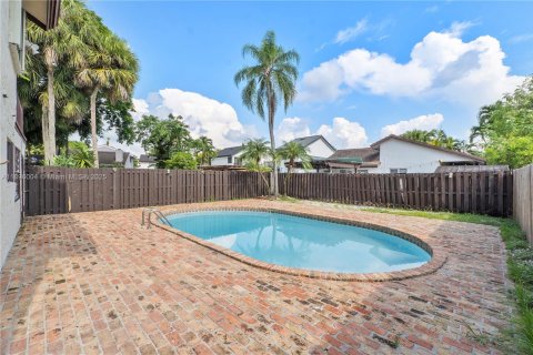 House in Miami, Florida 3 bedrooms, 137.5 sq.m. № 1948840 - photo 30