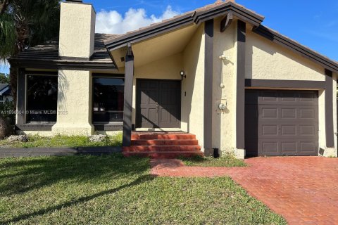 House in Miami, Florida 3 bedrooms, 137.5 sq.m. № 1948840 - photo 1