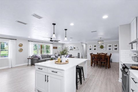 House in Newberry, Florida 4 bedrooms, 257.25 sq.m. № 2208017 - photo 6