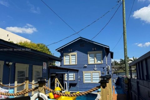 Immobilier commercial à vendre à Miami, Floride: 296.17 m2 № 1990089 - photo 2