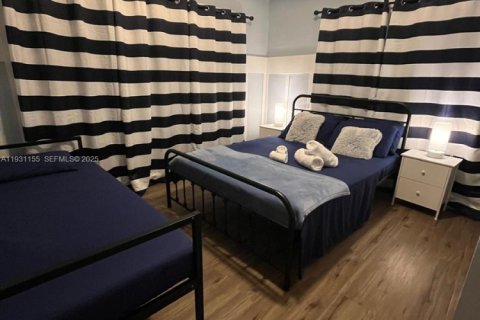 Immobilier commercial à vendre à Miami, Floride: 296.17 m2 № 1990089 - photo 10