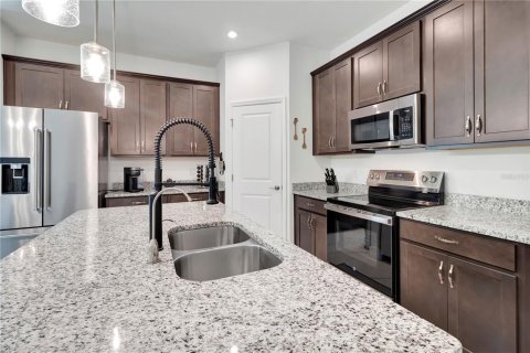 House in Mascotte, Florida 4 bedrooms, 205.22 sq.m. № 2391215 - photo 12