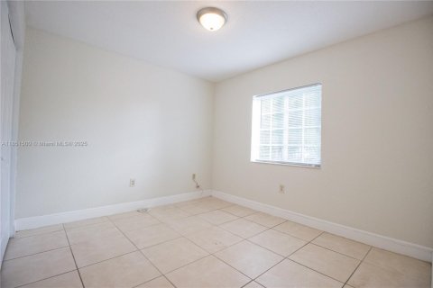 House in Miami Gardens, Florida 4 bedrooms, 141.68 sq.m. № 1857518 - photo 11
