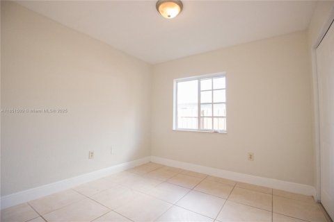 House in Miami Gardens, Florida 4 bedrooms, 141.68 sq.m. № 1857518 - photo 12
