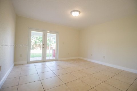 House in Miami Gardens, Florida 4 bedrooms, 141.68 sq.m. № 1857518 - photo 14
