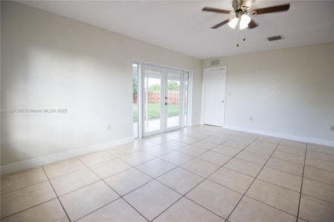 House in Miami Gardens, Florida 4 bedrooms, 141.68 sq.m. № 1857518 - photo 7
