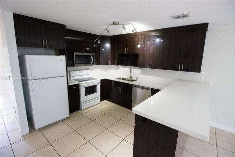 House in Miami Gardens, Florida 4 bedrooms, 141.68 sq.m. № 1857518 - photo 6
