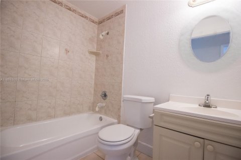 House in Miami Gardens, Florida 4 bedrooms, 141.68 sq.m. № 1857518 - photo 9