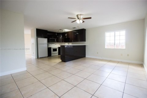 House in Miami Gardens, Florida 4 bedrooms, 141.68 sq.m. № 1857518 - photo 5