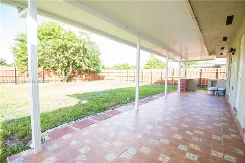 House in Miami Gardens, Florida 4 bedrooms, 141.68 sq.m. № 1857518 - photo 18