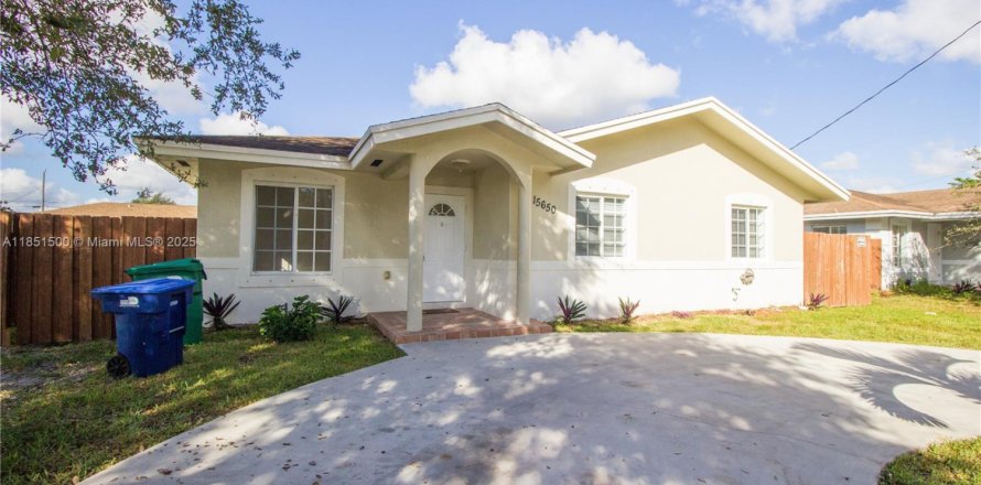 House in Miami Gardens, Florida 4 bedrooms, 141.68 sq.m. № 1857518