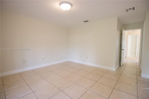 House in Miami Gardens, Florida 4 bedrooms, 141.68 sq.m. № 1857518 - photo 15