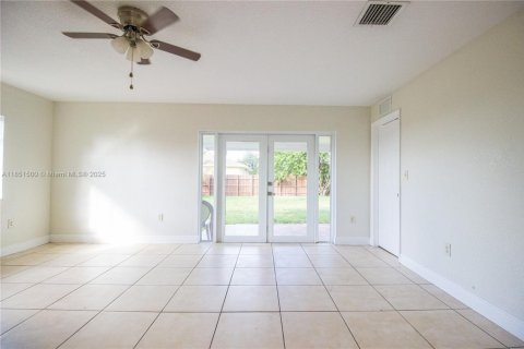 House in Miami Gardens, Florida 4 bedrooms, 141.68 sq.m. № 1857518 - photo 16