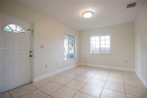 House in Miami Gardens, Florida 4 bedrooms, 141.68 sq.m. № 1857518 - photo 8