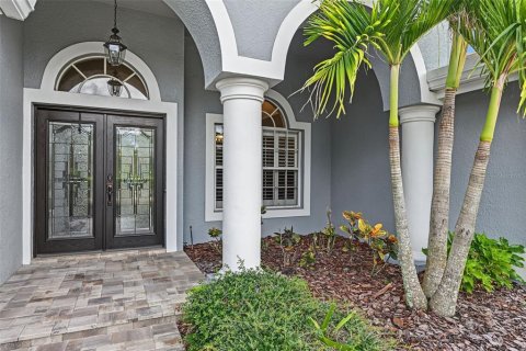 House in New Port Richey, Florida 4 bedrooms, 255.02 sq.m. № 2405665 - photo 4